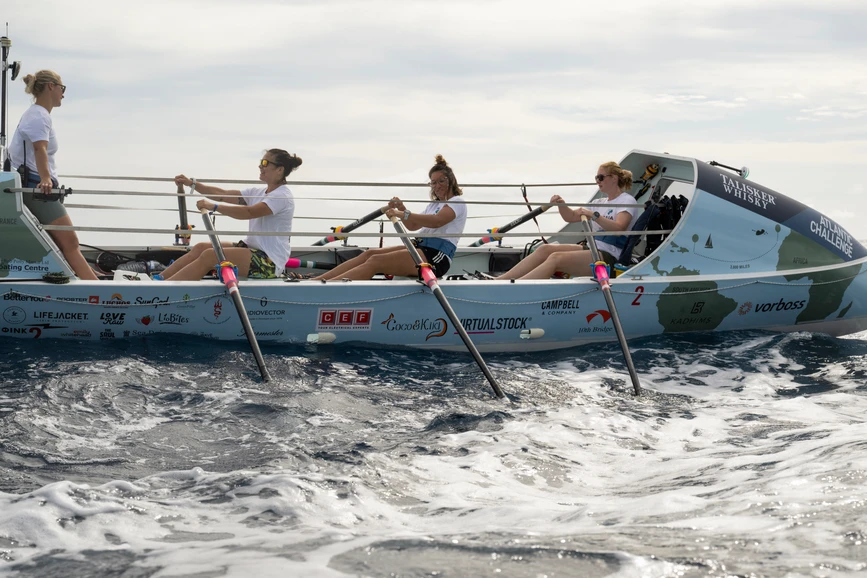 mujeres remando como el Equipo mexicano en cruzar el oceano atlantico remando